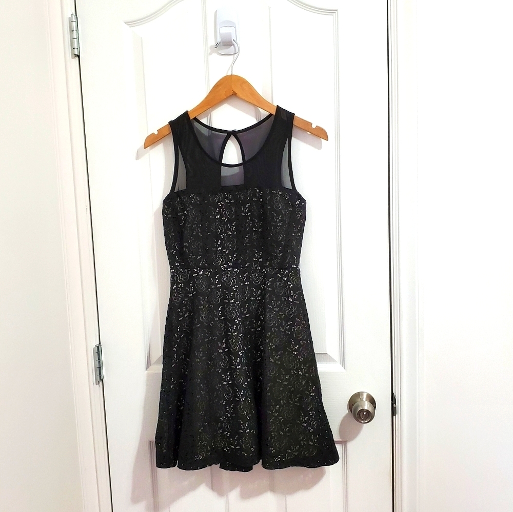 ⬇️ Forever 21 Floral Rose Crochet Mesh Dress